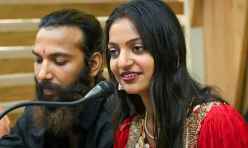 महाकुंभ वायरल गर्ल मोनालिसा की शादी पर केरल में सियासी घमासान, भाजपा ने माकपा पर साधा निशाना महाकुंभ वायरल गर्ल मोनालिसा की शादी पर केरल में सियासी घमासान, भाजपा ने माकपा पर साधा निशाना