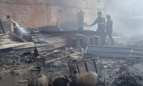 गाजियाबाद: कबाड़ गोदाम में भीषण आग, फायर विभाग की तत्परता से टला बड़ा हादसा