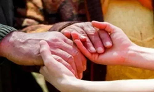 हाथों में कंपकंपी से मांसपेशियों में जकड़न तक, पार्किंसन के शुरुआती लक्षणों को समय रहते पहचानना जरूरी हाथों में कंपकंपी से मांसपेशियों में जकड़न तक, पार्किंसन के शुरुआती लक्षणों को समय रहते पहचानना जरूरी