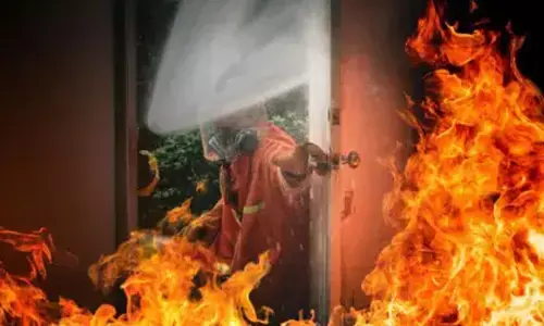 दिल्ली कोचिंग सेंटर में भीषण आग, स्थानीय लोगों ने बच्चों को बचाया