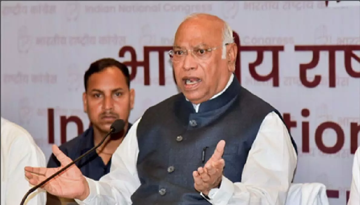 संसद के विशेष सत्र पर विवाद: खरगे का केंद्र पर बड़ा हमला, कहा- महिला आरक्षण को बिना चर्चा थोप रही मोदी सरकार संसद के विशेष सत्र पर विवाद: खरगे का केंद्र पर बड़ा हमला, कहा- महिला आरक्षण को बिना चर्चा थोप रही मोदी सरकार