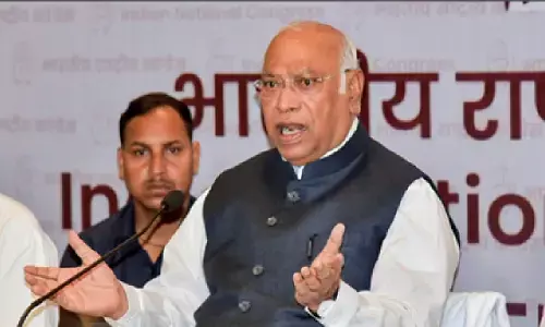 संसद के विशेष सत्र पर विवाद: खरगे का केंद्र पर बड़ा हमला, कहा- महिला आरक्षण को बिना चर्चा थोप रही मोदी सरकार संसद के विशेष सत्र पर विवाद: खरगे का केंद्र पर बड़ा हमला, कहा- महिला आरक्षण को बिना चर्चा थोप रही मोदी सरकार