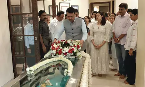 महाराष्ट्र: आशा भोसले के अंतिम दर्शन को उनके घर पहुंचे सीएम फडणवीस, श्रद्धांजलि अर्पित की महाराष्ट्र: आशा भोसले के अंतिम दर्शन को उनके घर पहुंचे सीएम फडणवीस, श्रद्धांजलि अर्पित की