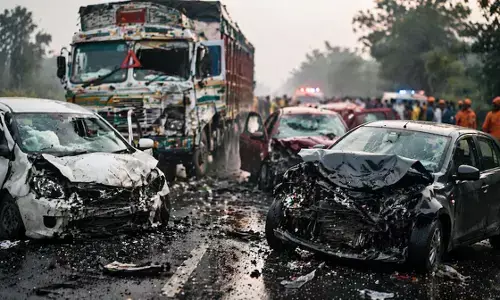 हापुड़ में दर्दनाक हादसा: बारातियों से भरी बस ट्रक से टकराई, 6 की मौत हापुड़ में दर्दनाक हादसा: बारातियों से भरी बस ट्रक से टकराई, 6 की मौत