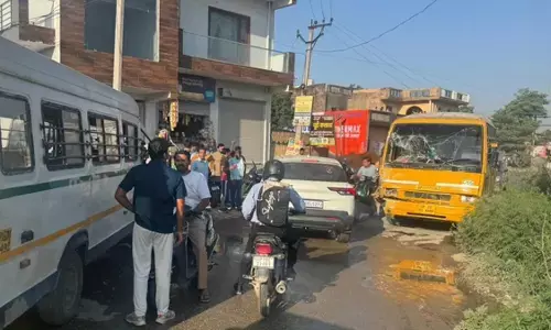 ग्रेटर नोएडा में रफ्तार का कहर! दो स्कूल बसों की आमने-सामने टक्कर, 12 से ज्यादा बच्चे घायल