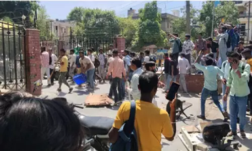 नोएडा में भड़काने वालों की पहचान कर रही यूपी पुलिस, कंट्रोल रूम से DGP की सख्त चेतावनी नोएडा में भड़काने वालों की पहचान कर रही यूपी पुलिस, कंट्रोल रूम से DGP की सख्त चेतावनी