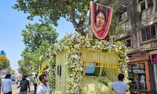 Asha Bhosle Funeral: राजकीय सम्मान के साथ हुआ आशा भोसले का अंतिम संस्कार, श्रद्धांजलि देने पहुंचे ये स्टार्स