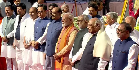 अंबेडकर जयंती पर संसद परिसर में उपराष्ट्रपति राधाकृष्णन और पीएम मोदी ने अर्पित की पुष्पांजलि अंबेडकर जयंती पर संसद परिसर में उपराष्ट्रपति राधाकृष्णन और पीएम मोदी ने अर्पित की पुष्पांजलि