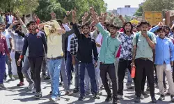 नोएडा में कर्मचारियों के प्रदर्शन में फिर बवाल, सेक्टर 80 में पुलिस पर पत्थरबाजी; अब तक 350 गिरफ्तार