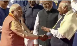 संसद परिसर में दो विरोधी नेताओं का दोस्ताना अंदाज, खरगे की बात पर जोर से हंस पड़े मोदी संसद परिसर में दो विरोधी नेताओं का दोस्ताना अंदाज, खरगे की बात पर जोर से हंस पड़े मोदी