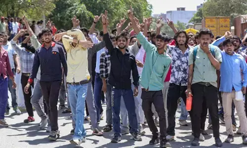 नोएडा में कर्मचारियों के प्रदर्शन में फिर बवाल, सेक्टर 80 में पुलिस पर पत्थरबाजी; अब तक 350 गिरफ्तार नोएडा में कर्मचारियों के प्रदर्शन में फिर बवाल, सेक्टर 80 में पुलिस पर पत्थरबाजी; अब तक 350 गिरफ्तार