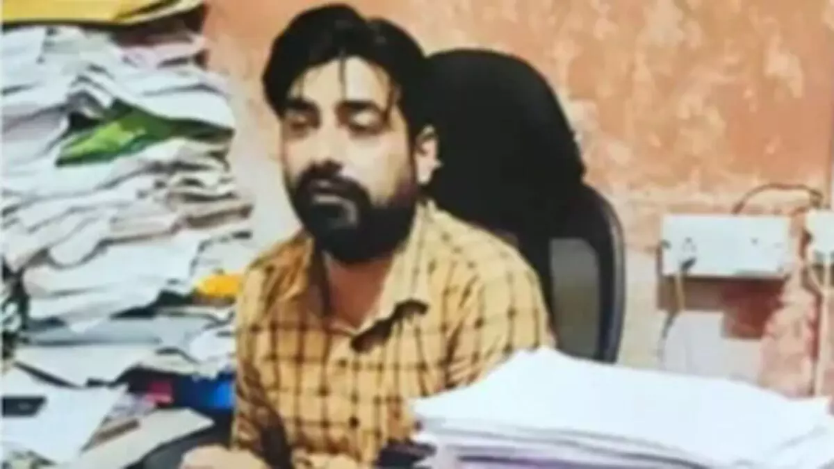 पीलीभीत में ‘करोड़पति चपरासी’ का खुलासा: 53 खातों में संदिग्ध लेनदेन, 5.28 करोड़ रुपये फ्रीज पीलीभीत में ‘करोड़पति चपरासी’ का खुलासा: 53 खातों में संदिग्ध लेनदेन, 5.28 करोड़ रुपये फ्रीज
