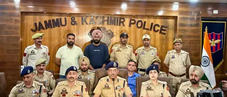 जम्मू: ड्रग्स नेटवर्क का बड़ा खुलासा, 27 मामलों में वांछित गिरफ्तार जम्मू: ड्रग्स नेटवर्क का बड़ा खुलासा, 27 मामलों में वांछित गिरफ्तार