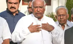 महिला आरक्षण विधेयक के खिलाफ नहीं, सरकार की चालबाजी पर विरोध करेंगे : खड़गे महिला आरक्षण विधेयक के खिलाफ नहीं, सरकार की चालबाजी पर विरोध करेंगे : खड़गे