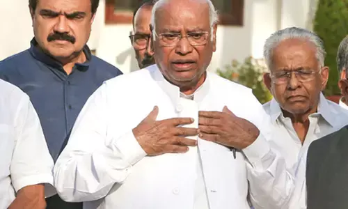 महिला आरक्षण विधेयक के खिलाफ नहीं, सरकार की चालबाजी पर विरोध करेंगे : खड़गे महिला आरक्षण विधेयक के खिलाफ नहीं, सरकार की चालबाजी पर विरोध करेंगे : खड़गे