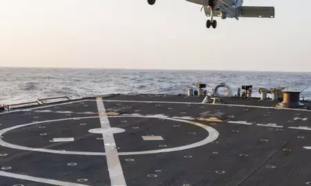 समुद्र में अमेरिकी नौसेना की सख्त गश्त, ईरानी बंदरगाहों पर नाकेबंदी लागू; कई जहाज लौटे समुद्र में अमेरिकी नौसेना की सख्त गश्त, ईरानी बंदरगाहों पर नाकेबंदी लागू; कई जहाज लौटे
