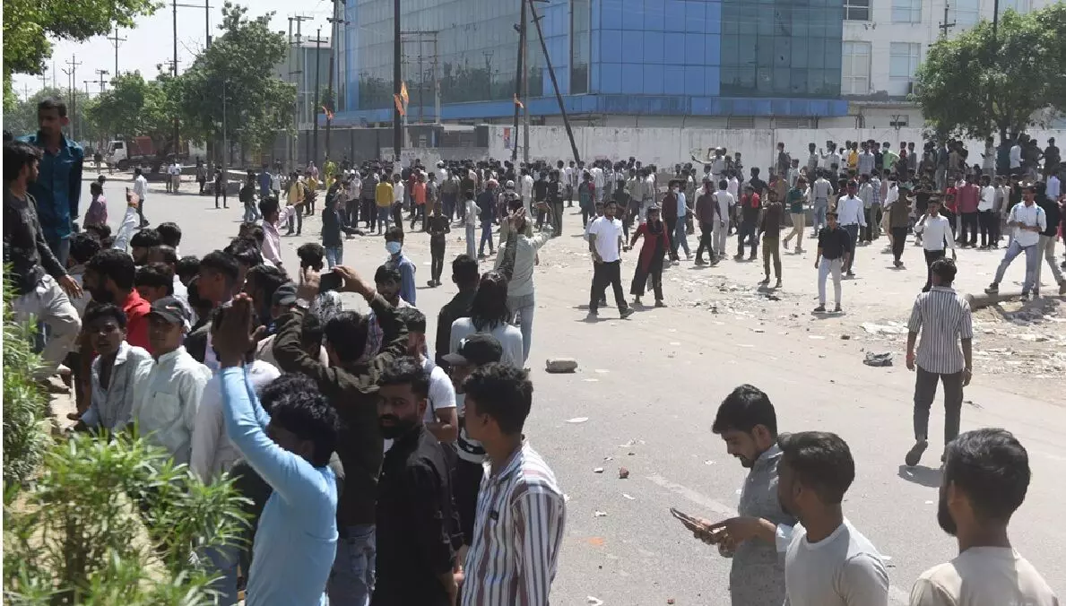 नोएडा हिंसा के मास्टरमाइंड समेत 18 गिरफ्तार, जानें- श्रमिकों को हिंसा के लिए कौन भड़काया नोएडा हिंसा के मास्टरमाइंड समेत 18 गिरफ्तार, जानें- श्रमिकों को हिंसा के लिए कौन भड़काया