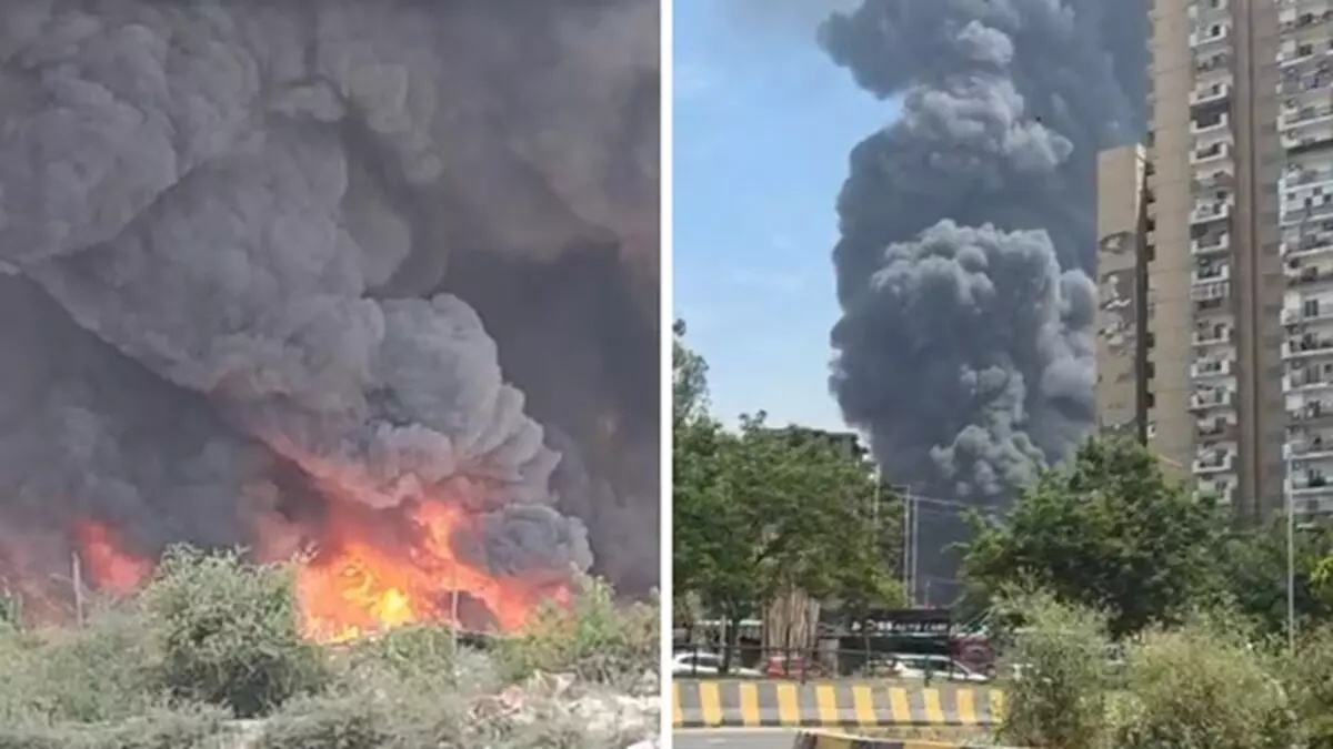 लखनऊ के बाद गाजियाबाद के इंदिरापुरम में झुग्गियों में भीषण आग, काले धुएं से भर गया आसमान लखनऊ के बाद गाजियाबाद के इंदिरापुरम में झुग्गियों में भीषण आग, काले धुएं से भर गया आसमान