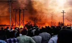 लखनऊ में भीषण आग, 1200 झुग्गियां जलकर खाक, 100 सिलेंडर फटे लखनऊ में भीषण आग, 1200 झुग्गियां जलकर खाक, 100 सिलेंडर फटे