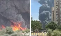लखनऊ के बाद गाजियाबाद के इंदिरापुरम में झुग्गियों में भीषण आग, काले धुएं से भर गया आसमान लखनऊ के बाद गाजियाबाद के इंदिरापुरम में झुग्गियों में भीषण आग, काले धुएं से भर गया आसमान