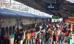 ओडिशा : रेलवे की उपेक्षा को लेकर ईस्ट कोस्ट रेलवे मुख्यालय पर विपक्ष का प्रदर्शन ओडिशा : रेलवे की उपेक्षा को लेकर ईस्ट कोस्ट रेलवे मुख्यालय पर विपक्ष का प्रदर्शन