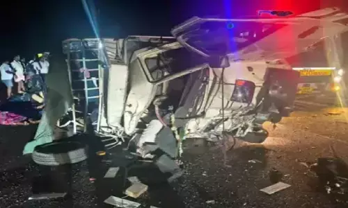 आंध्र में भीषण सड़क हादसा,बोलेरो और लॉरी की टक्कर में आठ तीर्थयात्रियों की मौत आंध्र में भीषण सड़क हादसा,बोलेरो और लॉरी की टक्कर में आठ तीर्थयात्रियों की मौत