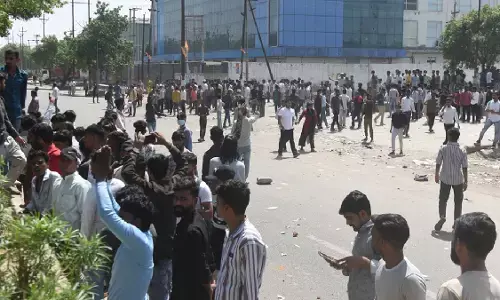 नोएडा हिंसा के मास्टरमाइंड समेत 18 गिरफ्तार, जानें- श्रमिकों को हिंसा के लिए कौन भड़काया नोएडा हिंसा के मास्टरमाइंड समेत 18 गिरफ्तार, जानें- श्रमिकों को हिंसा के लिए कौन भड़काया