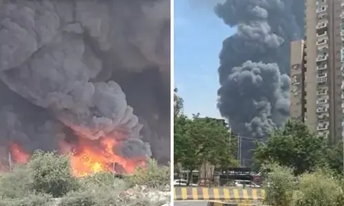 लखनऊ के बाद गाजियाबाद के इंदिरापुरम में झुग्गियों में भीषण आग, काले धुएं से भर गया आसमान लखनऊ के बाद गाजियाबाद के इंदिरापुरम में झुग्गियों में भीषण आग, काले धुएं से भर गया आसमान