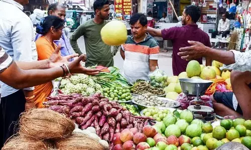 बहुत तेज़ी से बढ़ रही हैं कीमतें और मुद्रास्फीति
