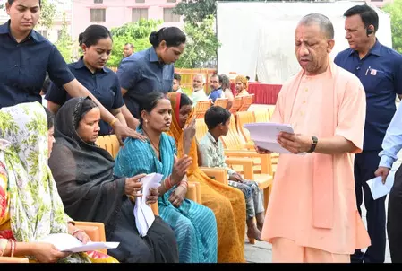 सीएम योगी ने जनता दर्शन में सुनी 200 लोगों की समस्याएं, बोले त्वरित समाधान कराएं अधिकारी सीएम योगी ने जनता दर्शन में सुनी 200 लोगों की समस्याएं, बोले त्वरित समाधान कराएं अधिकारी