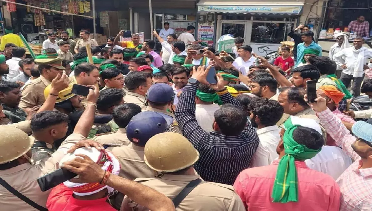 यूपी में भाकियू का भारी बवाल, पुलिस से हाथापाई, गाड़ियों में तोड़फोड़ के बाद दरोगा के पैर पर गाड़ी चढ़ाई यूपी में भाकियू का भारी बवाल, पुलिस से हाथापाई, गाड़ियों में तोड़फोड़ के बाद दरोगा के पैर पर गाड़ी चढ़ाई