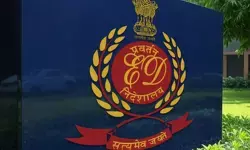 ईडी की नासिक के बाबा अशोक खरात के ऑफिस पर छापेमारी, कई दस्तावेज और डिजिटल डिवाइस जब्त ईडी की नासिक के बाबा अशोक खरात के ऑफिस पर छापेमारी, कई दस्तावेज और डिजिटल डिवाइस जब्त