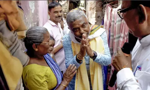 बंगाल में चुनाव से पहले आईटी की कार्रवाई, टीएमसी विधायक देबाशीष कुमार पर कसा शिकंजा, कोलकाता में घर-दफ्तर छापेमारी