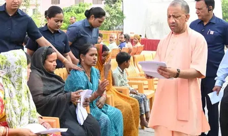 सीएम योगी ने जनता दर्शन में सुनी 200 लोगों की समस्याएं, बोले त्वरित समाधान कराएं अधिकारी सीएम योगी ने जनता दर्शन में सुनी 200 लोगों की समस्याएं, बोले त्वरित समाधान कराएं अधिकारी