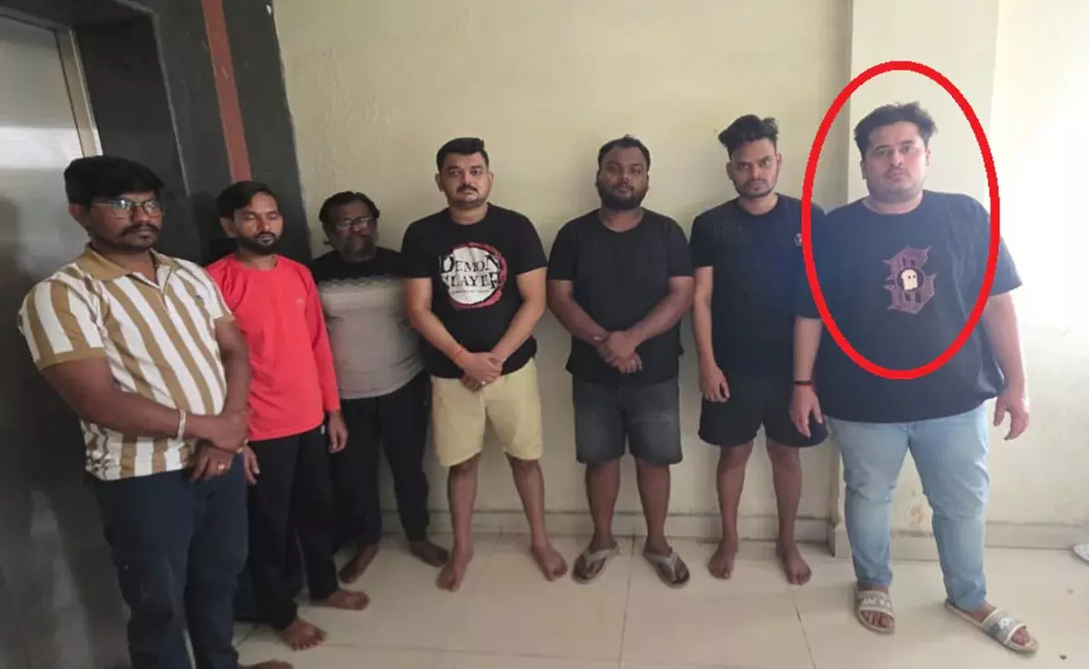 रायपुर पुलिस की बड़ी कार्रवाई- ऑनलाइन सट्टा गिरोह का मास्टरमाइंड बाबू खेमानी मुंबई से गिरफ्तार रायपुर पुलिस की बड़ी कार्रवाई- ऑनलाइन सट्टा गिरोह का मास्टरमाइंड बाबू खेमानी मुंबई से गिरफ्तार