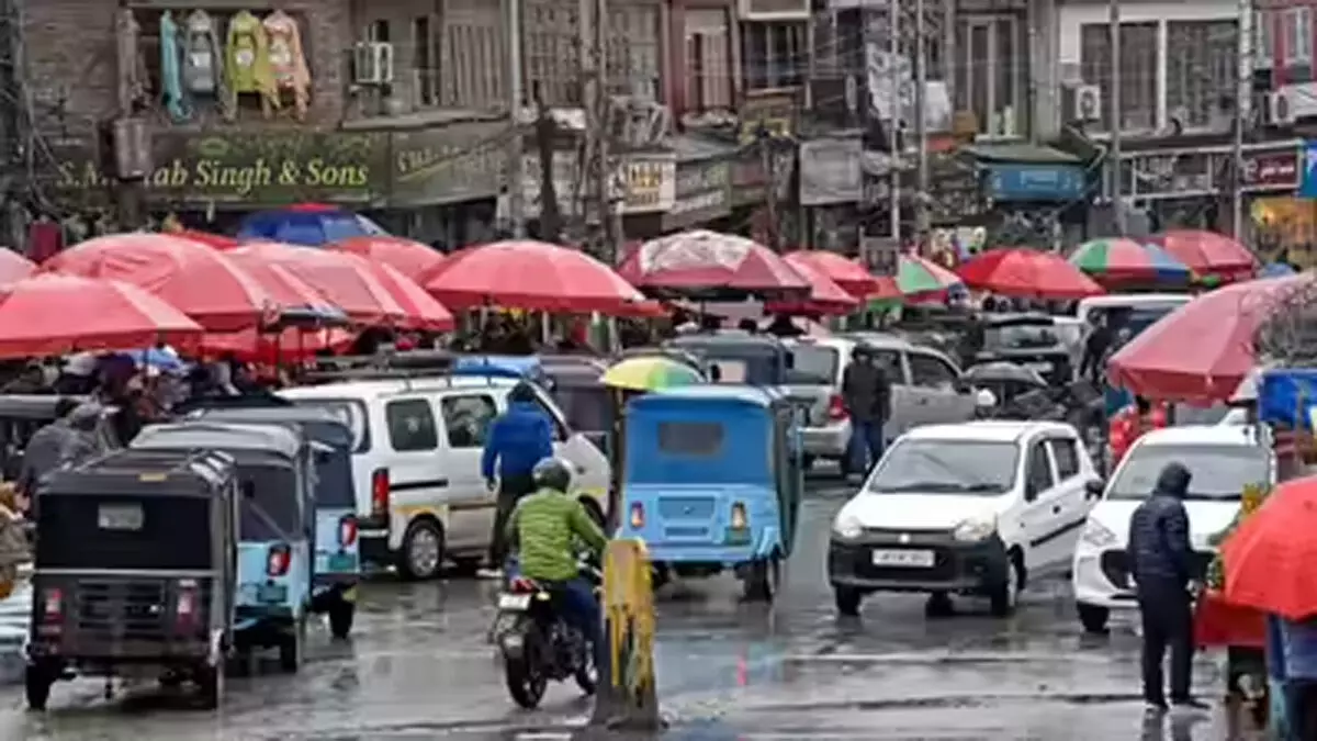 कश्मीर में रविवार तक हल्की बारिश का अनुमान, मौसम विभाग ने दी चेतावनी कश्मीर में रविवार तक हल्की बारिश का अनुमान, मौसम विभाग ने दी चेतावनी