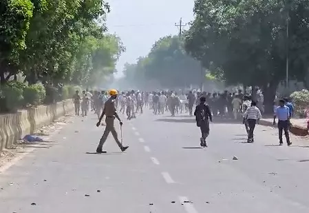 नोएडा श्रमिक हिंसा का मास्टरमाइंड तमिलनाडु से गिरफ्तार: STF का बड़ा एक्शन, कई राज्यों में छापेमारी जारी नोएडा श्रमिक हिंसा का मास्टरमाइंड तमिलनाडु से गिरफ्तार: STF का बड़ा एक्शन, कई राज्यों में छापेमारी जारी