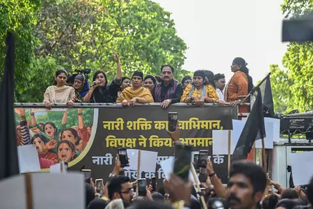 महिला आरक्षण बिल पर सियासी रार: भाजपा ने राहुल गांधी के घर के बाहर किया प्रदर्शन; पुलिस ने छोड़ी वाटर कैनन, कई नेता हिरासत में महिला आरक्षण बिल पर सियासी रार: भाजपा ने राहुल गांधी के घर के बाहर किया प्रदर्शन; पुलिस ने छोड़ी वाटर कैनन, कई नेता हिरासत में