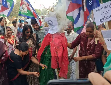 बिहार: नारी शक्ति वंदन अधिनियम को पारित होने से रोकने के विरोध में लोजपा (आर) का प्रदर्शन बिहार: नारी शक्ति वंदन अधिनियम को पारित होने से रोकने के विरोध में लोजपा (आर) का प्रदर्शन