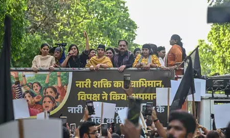 महिला आरक्षण बिल पर सियासी रार: भाजपा ने राहुल गांधी के घर के बाहर किया प्रदर्शन; पुलिस ने छोड़ी वाटर कैनन, कई नेता हिरासत में महिला आरक्षण बिल पर सियासी रार: भाजपा ने राहुल गांधी के घर के बाहर किया प्रदर्शन; पुलिस ने छोड़ी वाटर कैनन, कई नेता हिरासत में