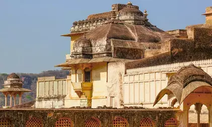 अरावली की चोटी पर बना बादलों का महल, 17वीं सदी के शाही ठिकाने में दिखता है राजपूत-मुगल कला का संगम