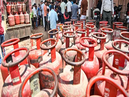 दिल्ली: एलपीजी की कालाबाजारी रैकेट का भंडाफोड़, 57 सिलेंडर जब्त, एक गिरफ्तार दिल्ली: एलपीजी की कालाबाजारी रैकेट का भंडाफोड़, 57 सिलेंडर जब्त, एक गिरफ्तार