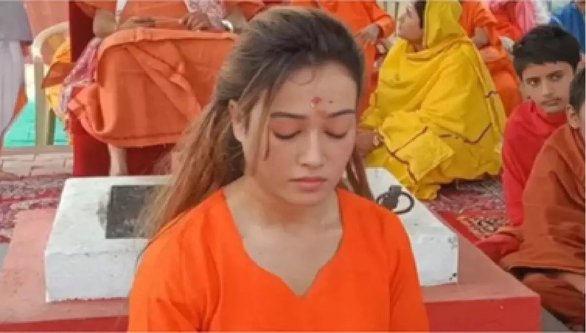 महाकुंभ में वायरल हुई मॉडल हर्षा रिछारिया ने लिया संन्यास, बनीं स्वामी हर्षानंद गिरि महाकुंभ में वायरल हुई मॉडल हर्षा रिछारिया ने लिया संन्यास, बनीं स्वामी हर्षानंद गिरि