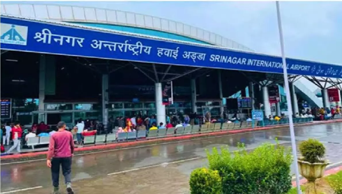श्रीनगर एयरपोर्ट पर दो अमेरिकी नागरिक हिरासत में, सामान से सैटेलाइट फोन बरामद श्रीनगर एयरपोर्ट पर दो अमेरिकी नागरिक हिरासत में, सामान से सैटेलाइट फोन बरामद