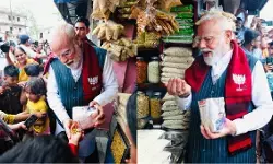 बंगाल के झाड़ग्राम में चुनावी रैली के बाद दुकान पर रुके पीएम मोदी, चखा  झालमुड़ी का स्वाद