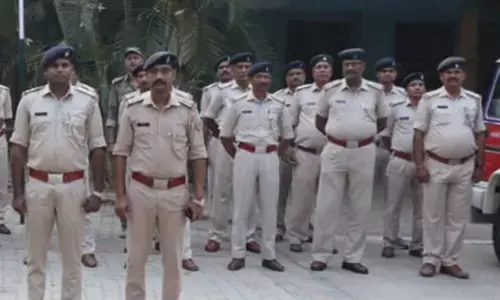 झारखंड में संयुक्त असैनिक सेवा परीक्षा को लेकर प्रशासन अलर्ट, पेपर लीक रोकने के लिए होटलों में की छापेमारी झारखंड में संयुक्त असैनिक सेवा परीक्षा को लेकर प्रशासन अलर्ट, पेपर लीक रोकने के लिए होटलों में की छापेमारी