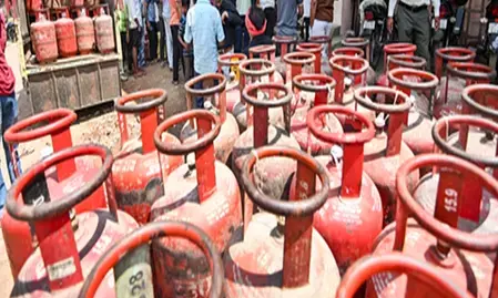 दिल्ली: एलपीजी की कालाबाजारी रैकेट का भंडाफोड़, 57 सिलेंडर जब्त, एक गिरफ्तार