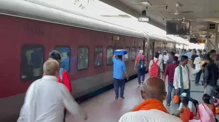 पनवेल रेलवे स्टेशन पर हादसा: अचानक नीचे गिरी लिफ्ट, अंदर फंसे 4 यात्री, रेस्क्यू ऑपरेशन जारी पनवेल रेलवे स्टेशन पर हादसा: अचानक नीचे गिरी लिफ्ट, अंदर फंसे 4 यात्री, रेस्क्यू ऑपरेशन जारी