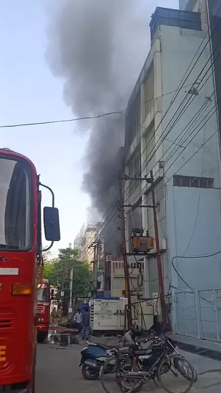 नोएडा के सेक्टर-6 में भीषण अग्निकांड: वायर फैक्ट्री में लगी भयानक आग, आसमान में छाया धुएं का गुबार, जांच शुरू नोएडा के सेक्टर-6 में भीषण अग्निकांड: वायर फैक्ट्री में लगी भयानक आग, आसमान में छाया धुएं का गुबार, जांच शुरू