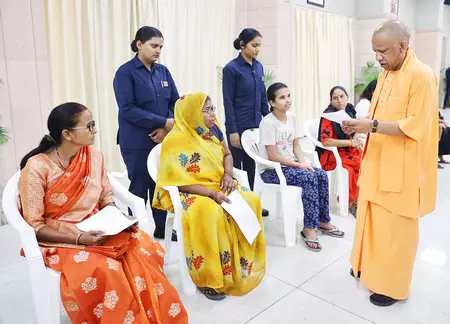 सीएम योगी ने जनता दर्शन में सुनी लोगों की समस्याएं, कहा- जनसेवा सरकार का कर्तव्य सीएम योगी ने जनता दर्शन में सुनी लोगों की समस्याएं, कहा- जनसेवा सरकार का कर्तव्य
